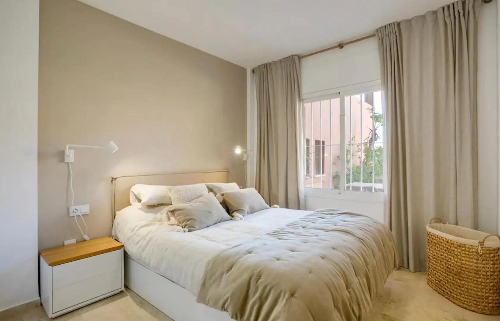 דירות אסטפונה Coastal Retreat-Sleeps 8 Sea View Pool & Parking