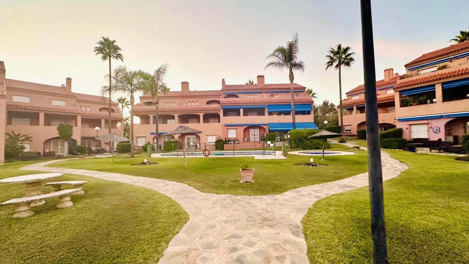 דירות אסטפונה Coastal Retreat-Sleeps 8 Sea View Pool & Parking