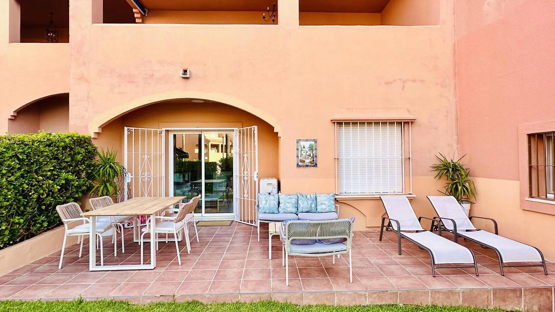 דירות אסטפונה Coastal Retreat-Sleeps 8 Sea View Pool & Parking 0*,  ספרד