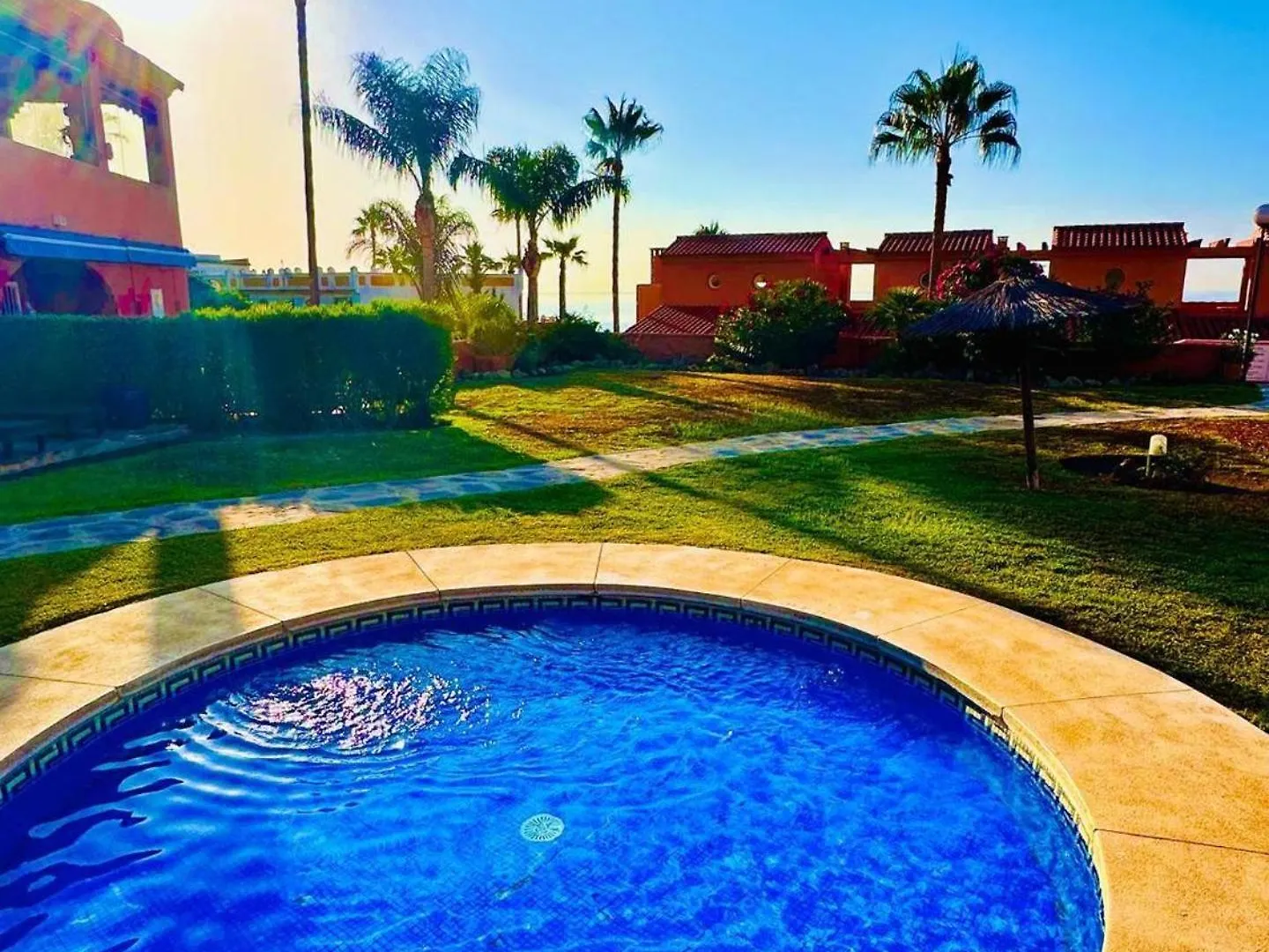 דירות אסטפונה Coastal Retreat-Sleeps 8 Sea View Pool & Parking
