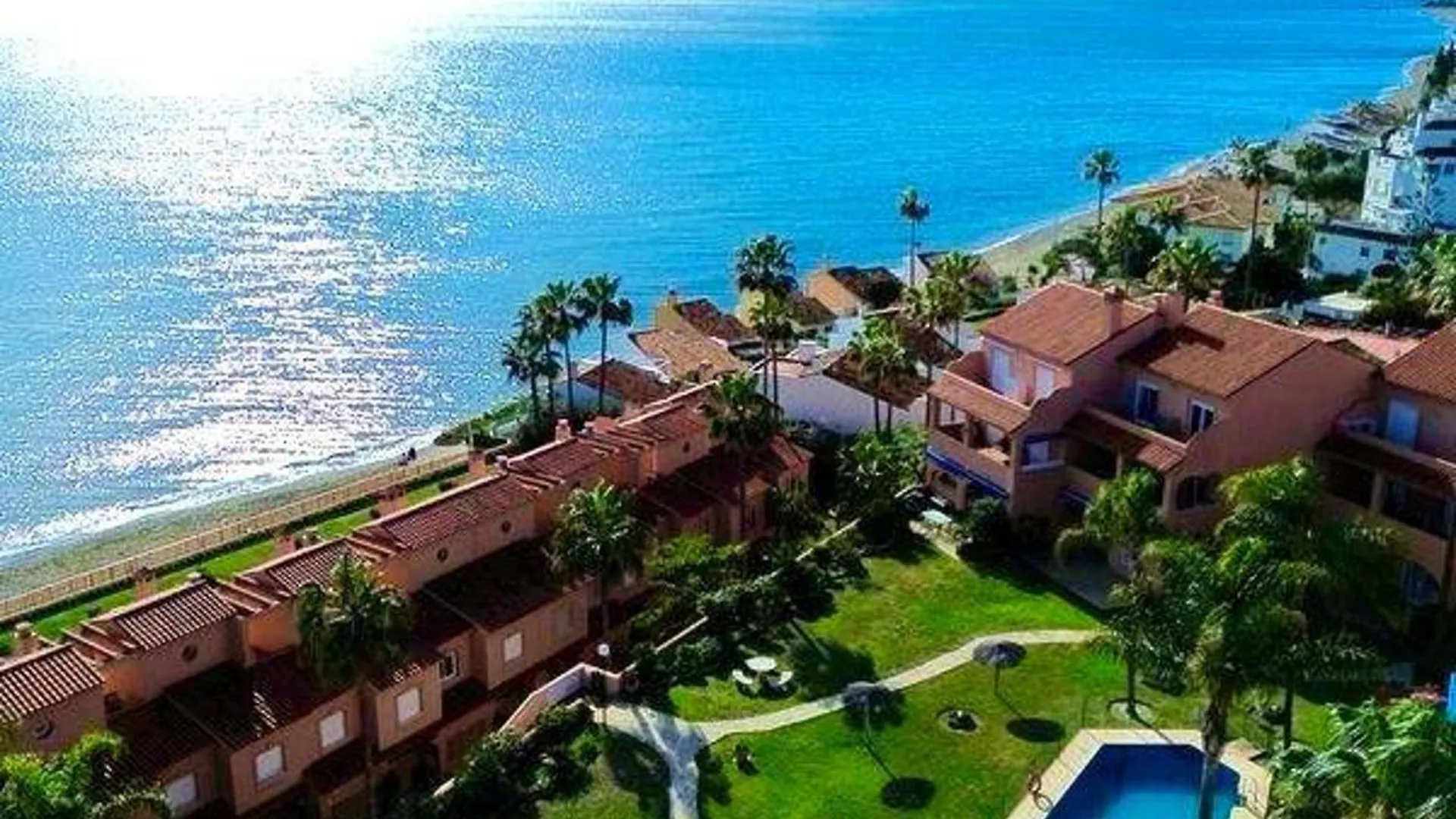 דירות אסטפונה Coastal Retreat-Sleeps 8 Sea View Pool & Parking ספרד