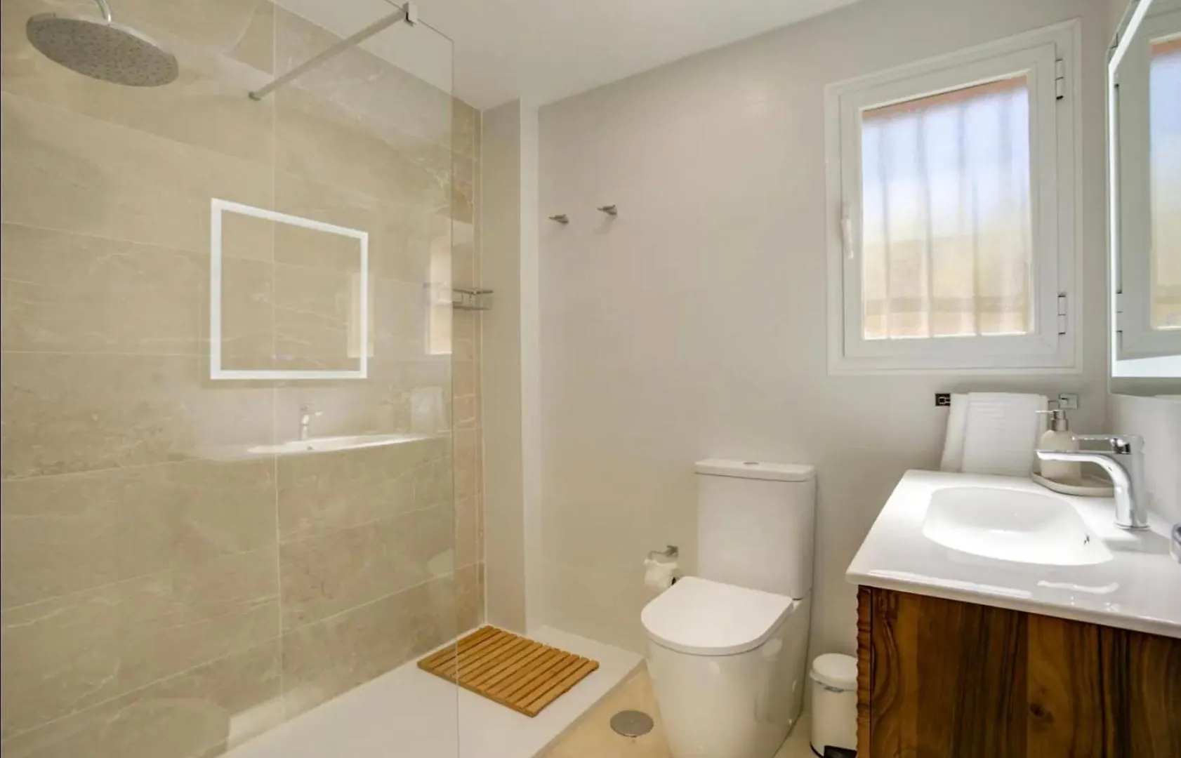 エステポナCoastal Retreat-Sleeps 8 Sea View Pool & Parkingアパートメント アパート エステポナ