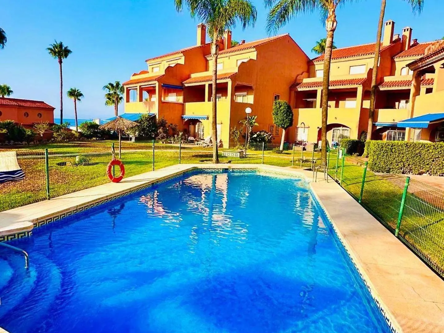 エステポナCoastal Retreat-Sleeps 8 Sea View Pool & Parkingアパートメント 0*, エステポナ