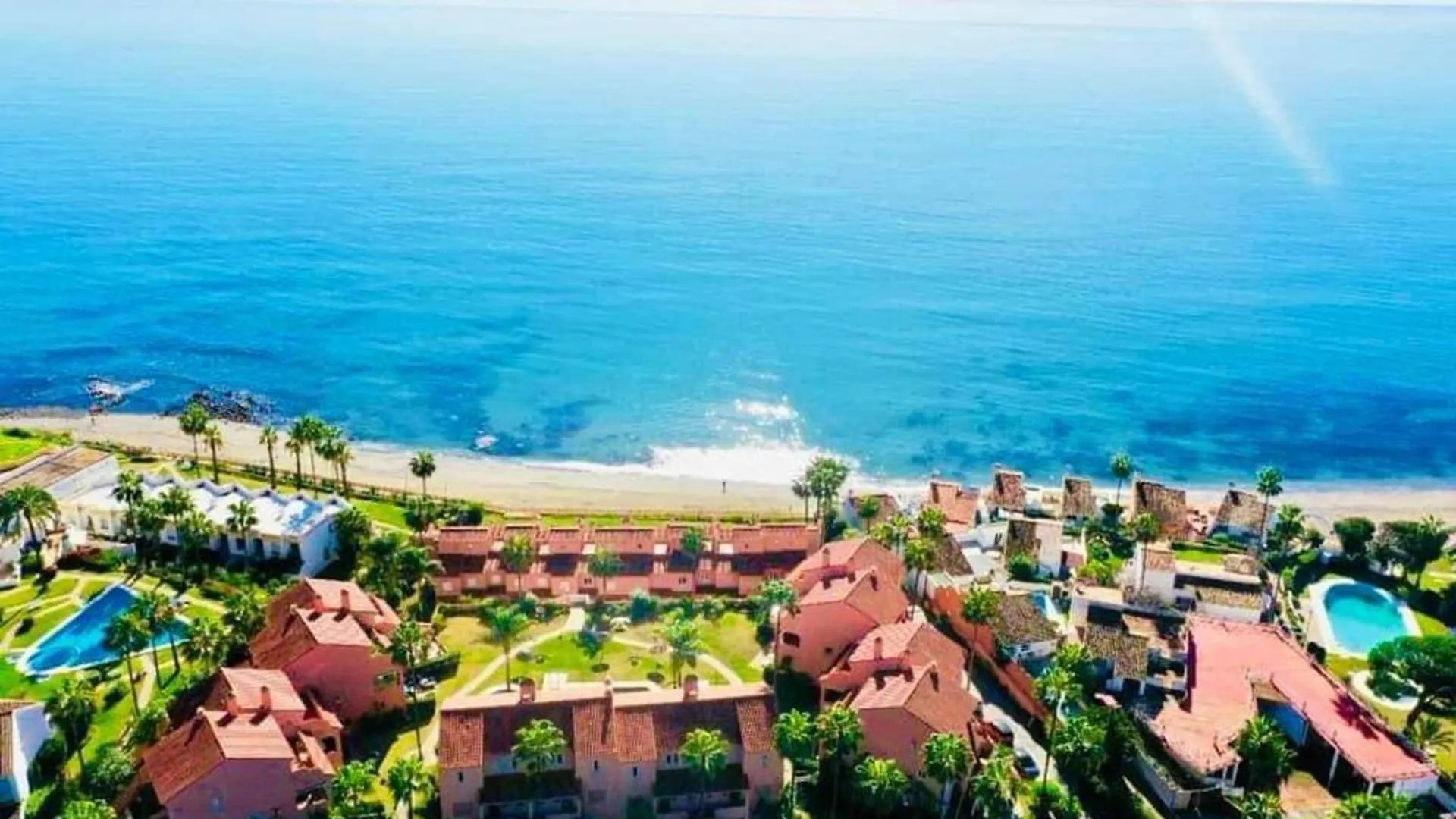 エステポナCoastal Retreat-Sleeps 8 Sea View Pool & Parkingアパートメント アパート