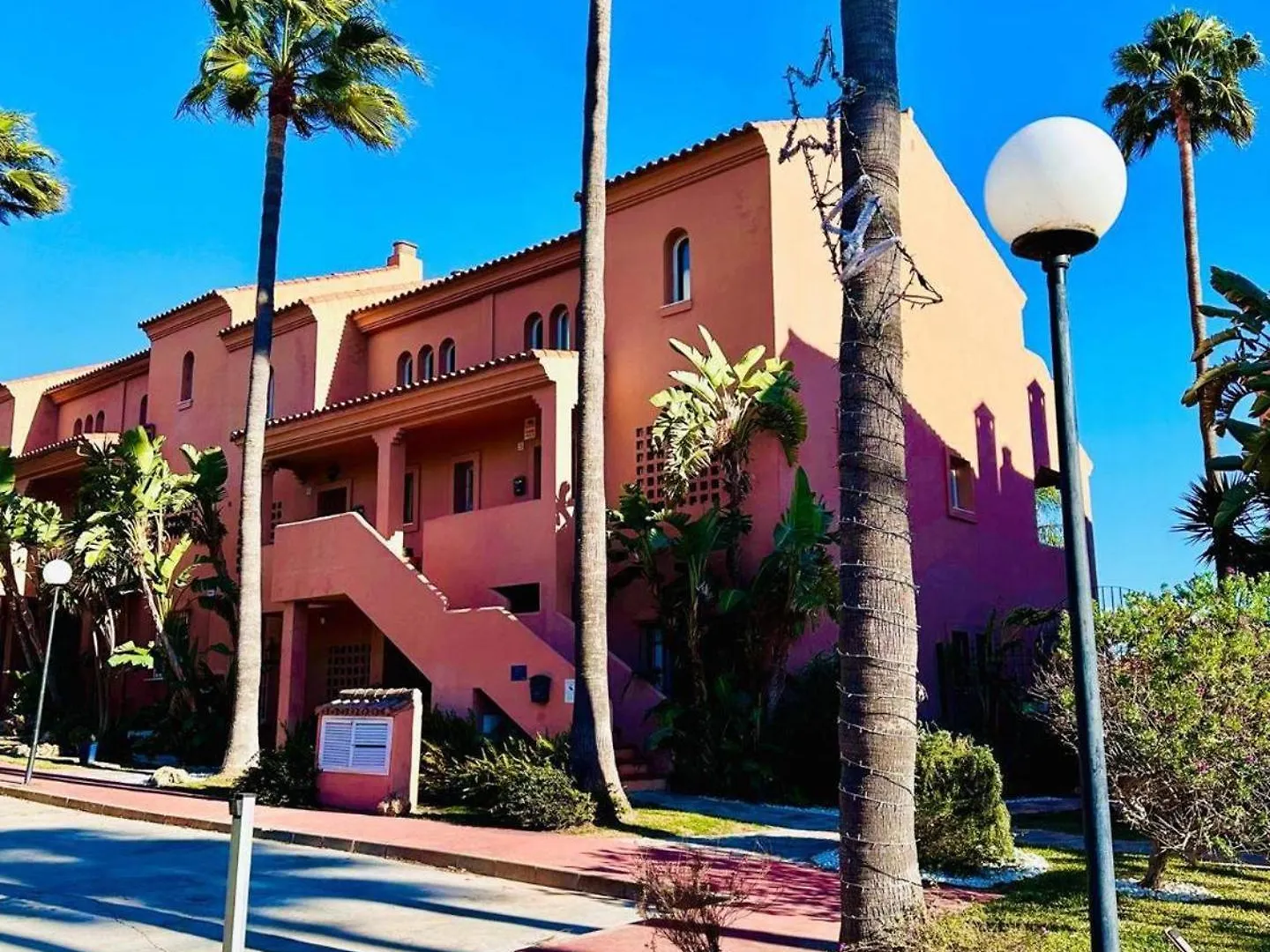 アパート エステポナCoastal Retreat-Sleeps 8 Sea View Pool & Parkingアパートメント スペイン